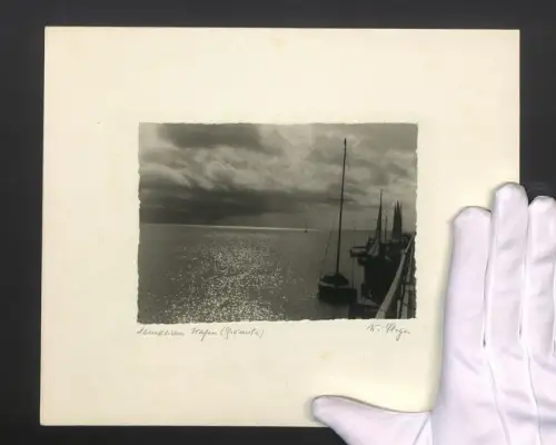 Fotografie W. Seeger, Ansicht Grömitz, Abendstimmung am Hafen mit Segelbooten