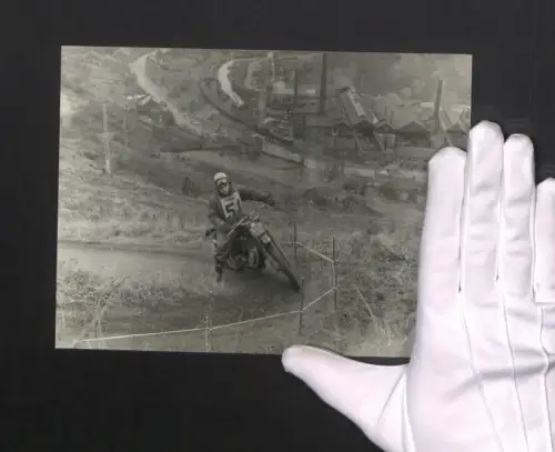 Fotografie Marcel Beeckmann, Ixelles, Motorradrennen, Startnummer 51, Cross Renen vor einem Werk