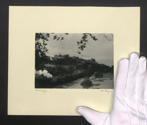 Fotografie W. Seeger, Ansicht Edinburgh, Blick nach der Stadt mit vorbeifahrender Dampflock
