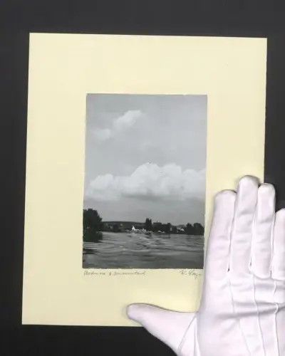 Fotografie W. Seeger, Ansicht Immenstadt, Blick vom See auf den Ort am Ufer