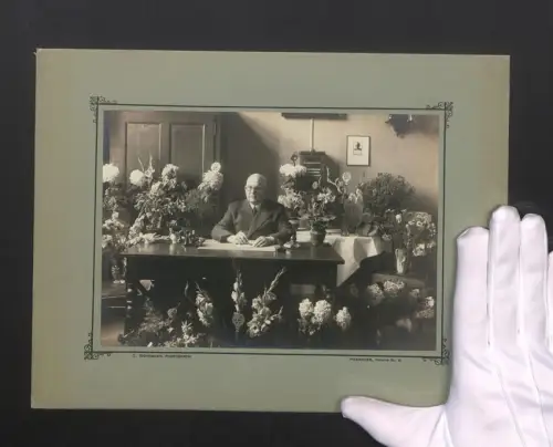 Fotografie E. Rohrmann, Hannover, Ansicht Hannover, Wilh. Kunze Hausinspektor des Kaiser Wilhelm Gymnasium, 25. Jubil.