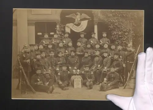 Fotografie Fotograf unbekannt, Soldaten der 9. Komp. 1. Thür. Inf. Rgt. Nr. 31 Graf Bose in Altona, 1879, 35 x 24cm