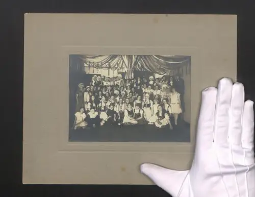 Fotografie Max Diedrich, Berlin, junge Mädchen zum Fasching in Kostümen, Fastnacht