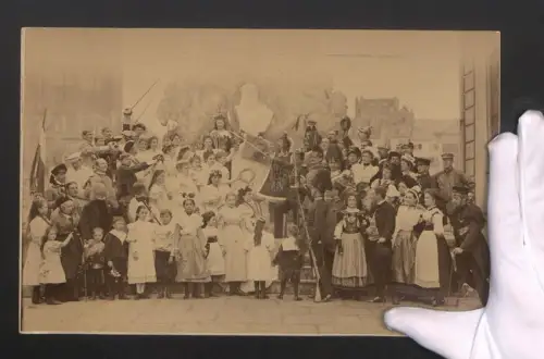 Fotografie preussische Soldaten in Uniform mit Pickelhaube, Raupenhelm und Trachtengruppe zur Kaiser Huldigung mit Büste