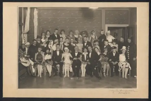 Fotografie M. Antoniewich, Breslau, illustre Faschingstruppe in Kostümen