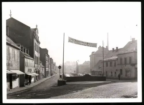 3 Fotografien Ansicht Münchberg, Strassenpartie mit Banner Letzter Gross-Fasching, Geschäfte
