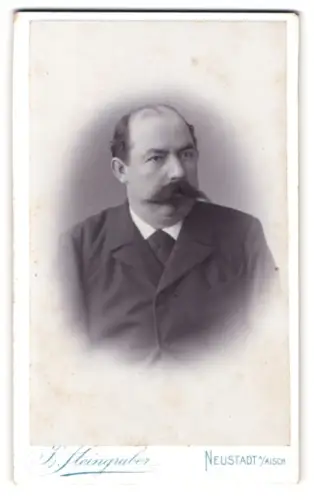 Fotografie D. Steingruber, Neustadt an der Aisch, Charaktervoller Herr mit markantem Schnurrbart