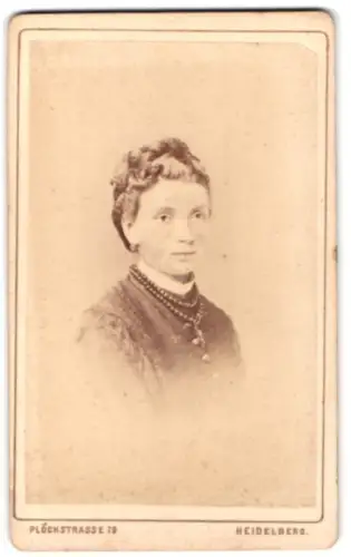 Fotografie Eduard Schultze, Heidelberg, Plöckstrasse 79, Porträt einer Dame