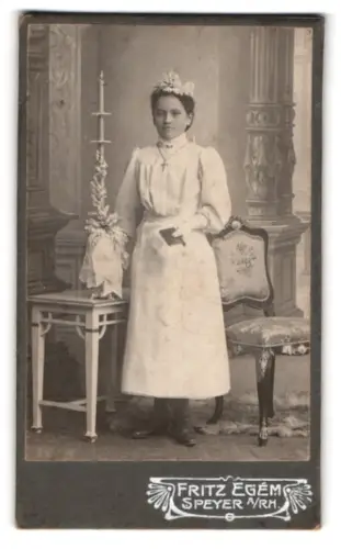 Fotografie Fritz Egem, Speyer a/Rh., Junge Frau in festlichem Kleid mit Blumenstrauss