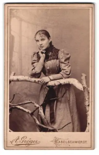 Fotografie A. Gröger, Habelschwerdt, Junge Frau am rustikalen Geländer