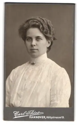 Fotografie Carl Thies, Hannover, Höltystrasse 13, Porträt einer Frau in eleganter Bluse
