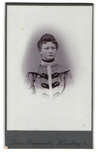 Fotografie Louis Grünewald, Hamburg, 1, Porträt einer Frau mit detailreicher Kleidung