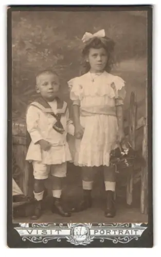 Fotografie unbekannter Fotograf und Ort, Porträt zweier Kinder in Sonntagskleidung