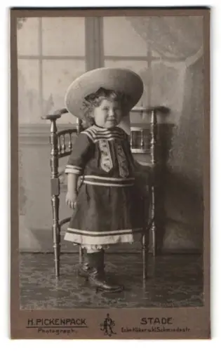 Fotografie H. Pickenpack, Stade, Ecke Hökerstr. u. Schmiedestr., Kind mit grossem Hut