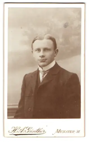 Fotografie H.A. Günther, Münster, Porträt eines jungen Mannes