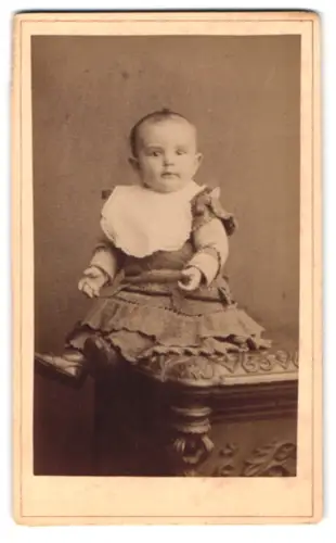 Fotografie G. M. Fettinger, Schäupeleinsmühle bei Gunzenhausen, Porträt eines Kleinkinds