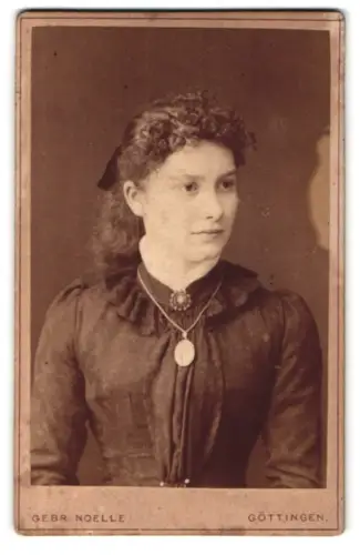 Fotografie Gebr. Noelle, Göttingen, Kurze Strasse 5, Porträt einer jungen Frau