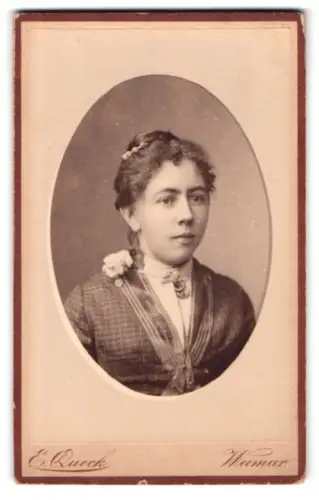 Fotografie Ernst Queck, Weimar, Seminarstrasse 6, Porträt einer elegant gekleideten Frau