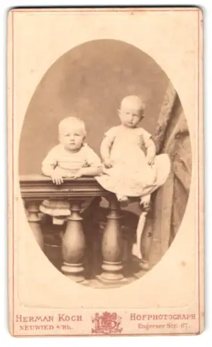Fotografie Herman Koch, Neuwied, Engerser Str. 87, Zwei Kleinkinder auf Balustrade