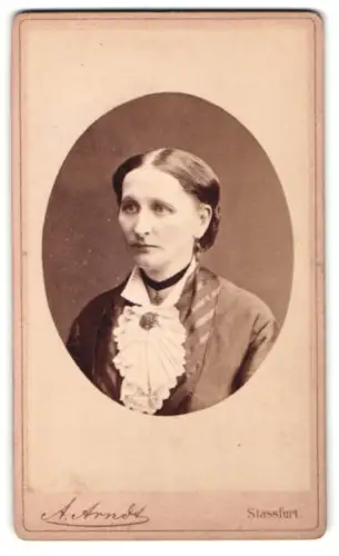 Fotografie A. Arndt, Stassfurt, Portrait einer Frau