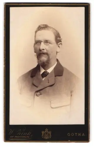 Fotografie W. Rink, Gotha, Auguststrasse 7, Portrait eines Mannes mit Brille