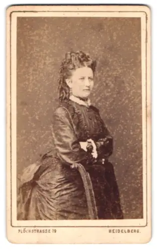 Fotografie Eduard Schultze, Heidelberg, Plöckstrasse 79, Frau in elegantem Kleid