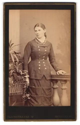 Fotografie Eduard Schultze, Heidelberg, Plöckstrasse 79, Dame im eleganten Kleid