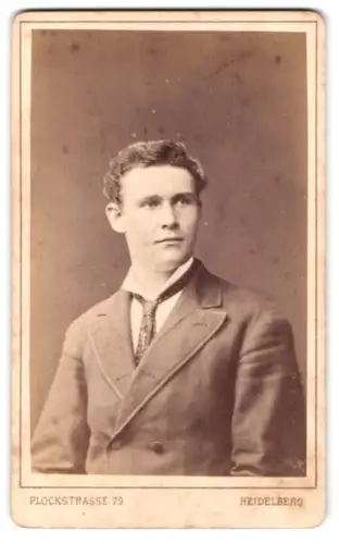Fotografie Eduard Schultze, Heidelberg, Plöckstrasse 79, Porträt eines jungen Mannes