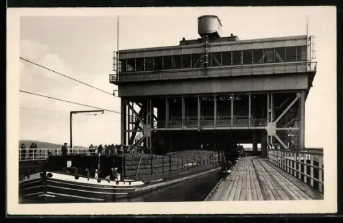 AK Niederfinow, Schiffshebewerk, Kohlenkahn in der Hebekammer