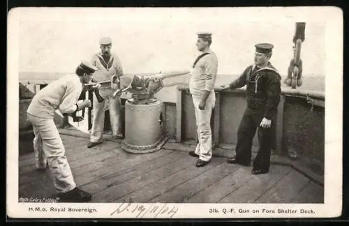 AK Kriegsschiff H. M. S. Royal Sovereign, Matrosen mit Geschütz an Deck