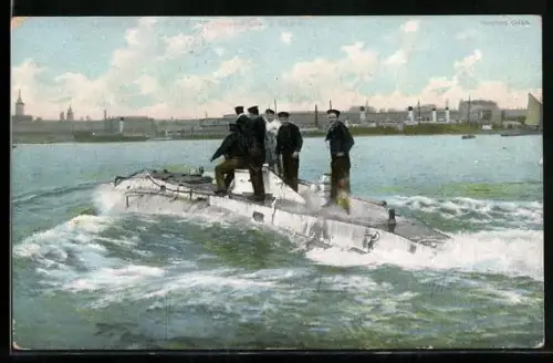 AK Britisches U-Boot an der Wasseroberfläche in Fahrt, Besatzngsmitglieder auf dem Oberdeck