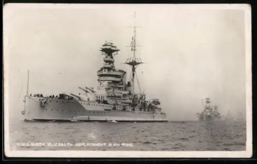 AK Kriegsschiff H.M.S. Queen Elizabeth und weitere Schlachtschiffe in Kiellinie