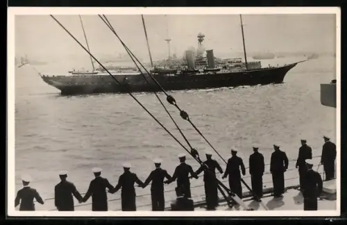 AK Yacht Victoria and Albert in Fahrt, aufgenommen vom Schlachtschiff London aus