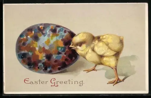 Präge-AK Kleines Osterküken mit einem bemalten Osterei
