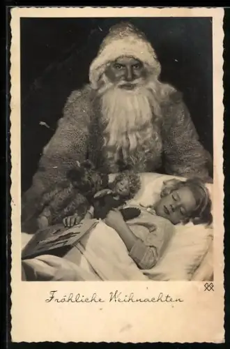 AK Weihnachtsmann am Bett eines schlafenden Mädchens, Puppe und Teddy