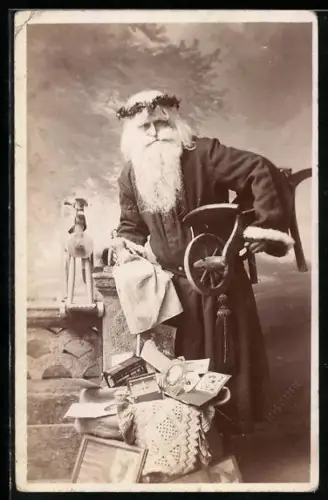 AK Weihnachtsmann neben einer Mauer mit vielen Geschenken