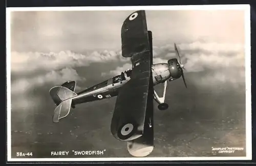 AK Britischer Torpedobomber Fairey Swordfish bei Flugmanöver, Flugzeug