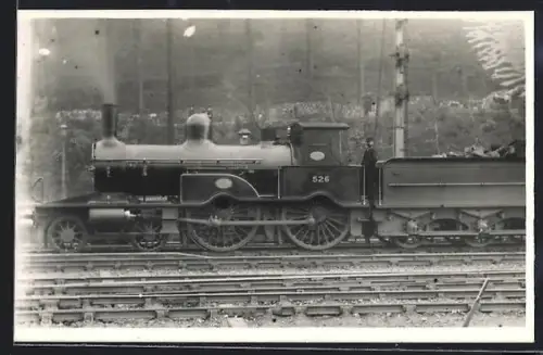 AK Britische Lokomotive Nr. 526 mit Tender und Lokführer, englische Eisenbahn