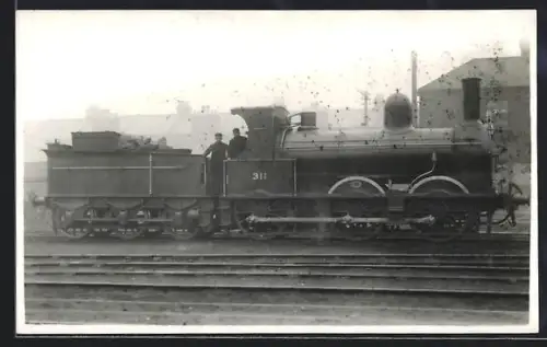 AK Britische Lokomotive Nr. 311 mit Lokführer und Heizer, englische Eisenbahn