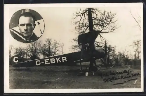 Foto-AK Pilot und Doppeldecker mit Kennung G-EBKR, Flugzeug