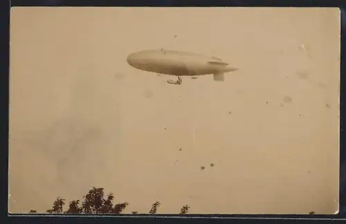 Foto-AK Zeppelin mit Gondel im Fluge