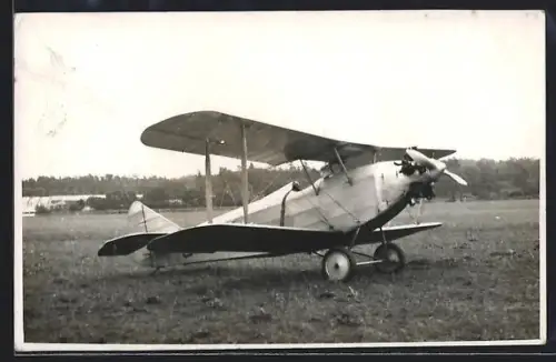 Foto-AK Doppeldecker-Flugzeug auf einem Flugfeld