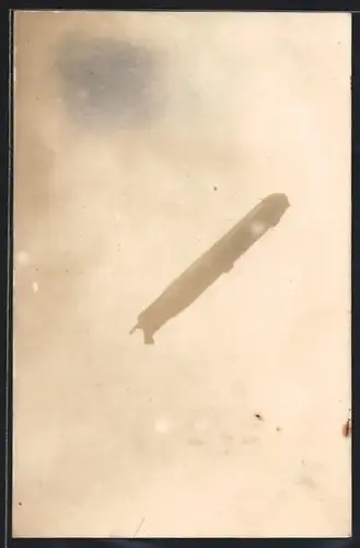 Foto-AK Luftschiff vom Boden aus aufgenommen, Zeppelin