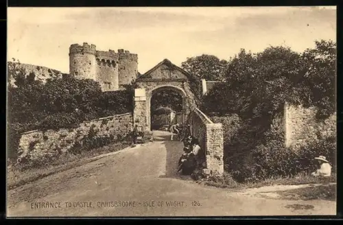 AK Carisbrooke, Entrance to Castle, Spaziergänger ruhen sich im Schatten aus