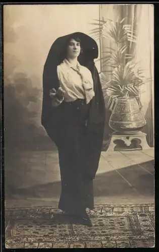 Foto-AK Malta, Woman with a black coat