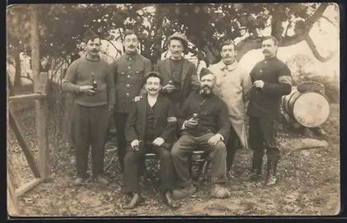 Foto-AK Soltau, Gruppenfoto von Soldaten, teilweise in Uniform und mit Pfeifen