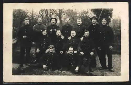 Foto-AK Soltau, Gruppenfoto mit Soldaten in Uniform