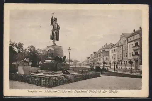 AK Torgau, Schützen-Strasse mit Denkmal Friedrich der Grosse