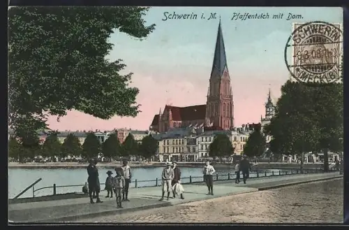 AK Schwerin / Mecklenburg, Strassenpartie am Pfaffenteich mit Passanten, Blick zum Dom