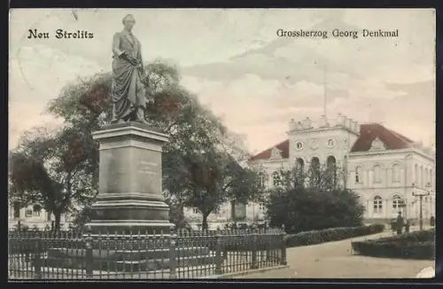 AK Neustrelitz, Partie am Grossherzog-Georg-Denkmal mit dem Rathaus